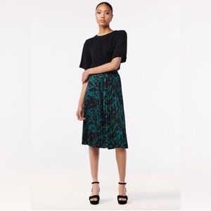 Pleated black & emerald green Silk look Midi Skirt size XXL (20) brand‎ new